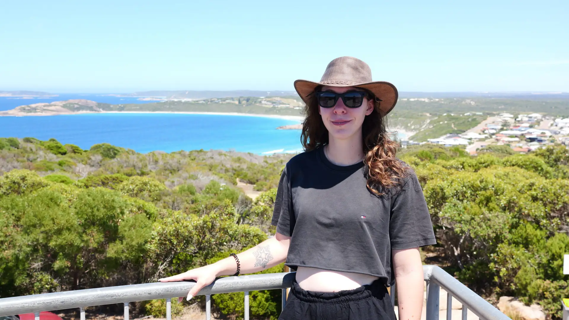 margo avec un chapeau de cowboy